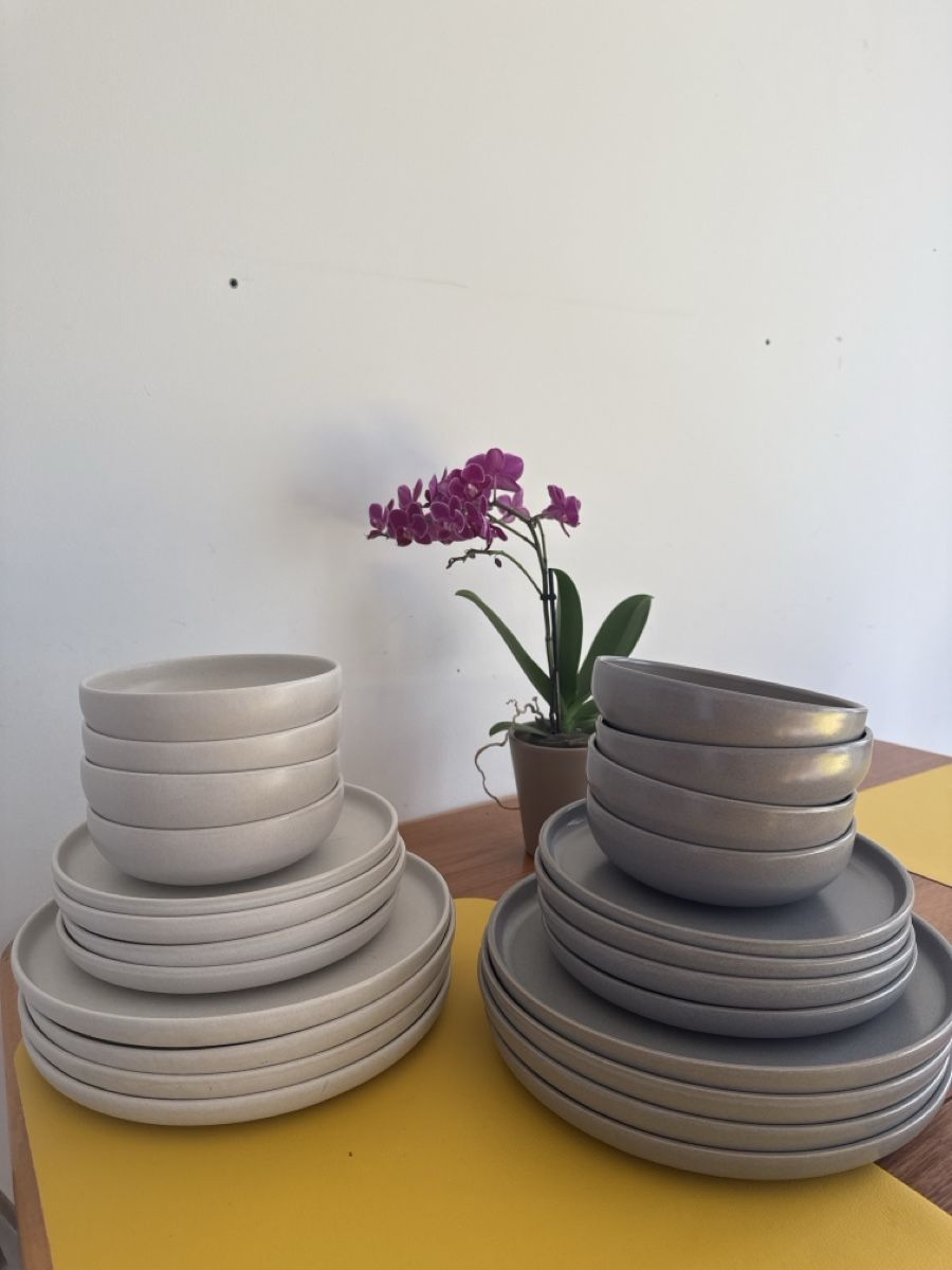 Set di piatti: Stylish ceramic dinner set, 24 pieces, excellent condition  – Usato da Basel venduto da FlorenceV