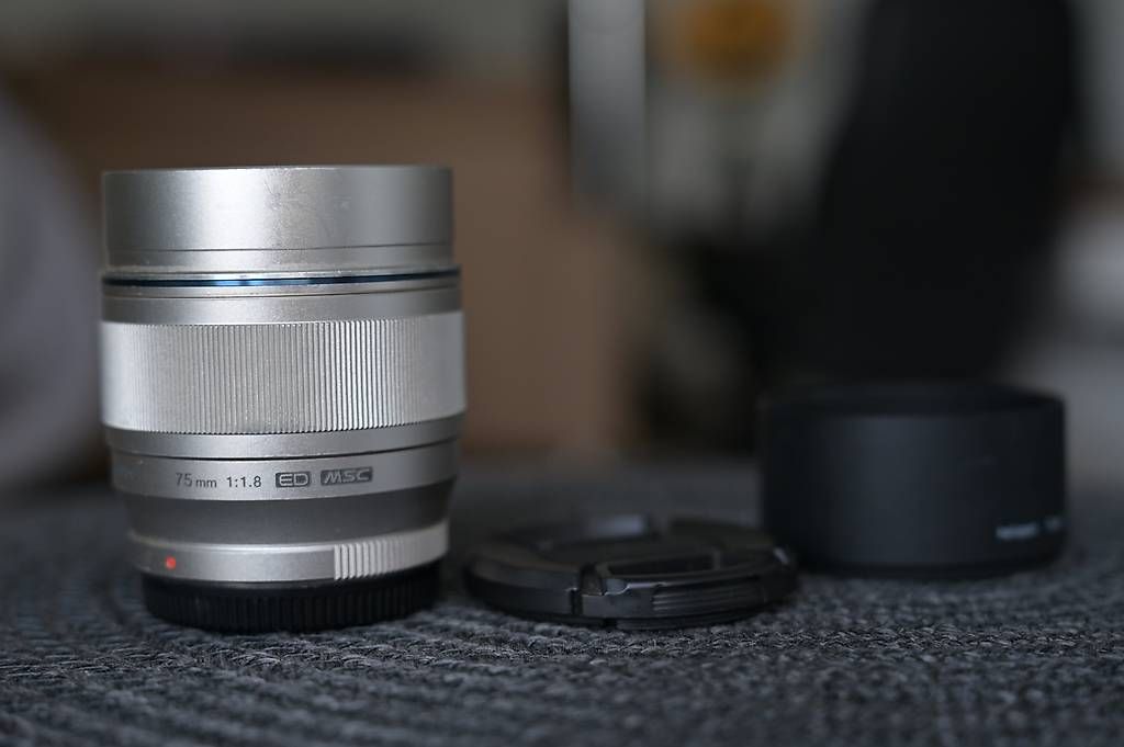 Olympus Obiettivi: Olympus / OM System 75mm f1.8 Objektiv – Usato da Dübendorf venduto da seadart