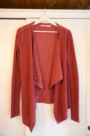 Strickjacke Nile Atelier Gr. S – mit dazugehöriger Brosche