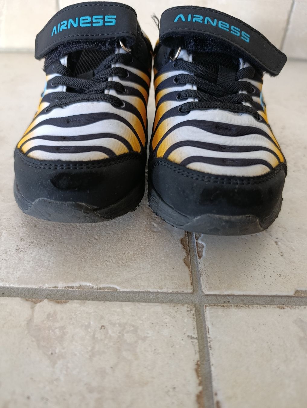 Scarpe da uomo: BASKETS AIRNESS JAUNE NOIR 28 – Usato da Sierre venduto da shirley04 4