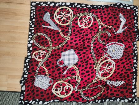 Foulard Guess rouge noir motif pois chaînes 