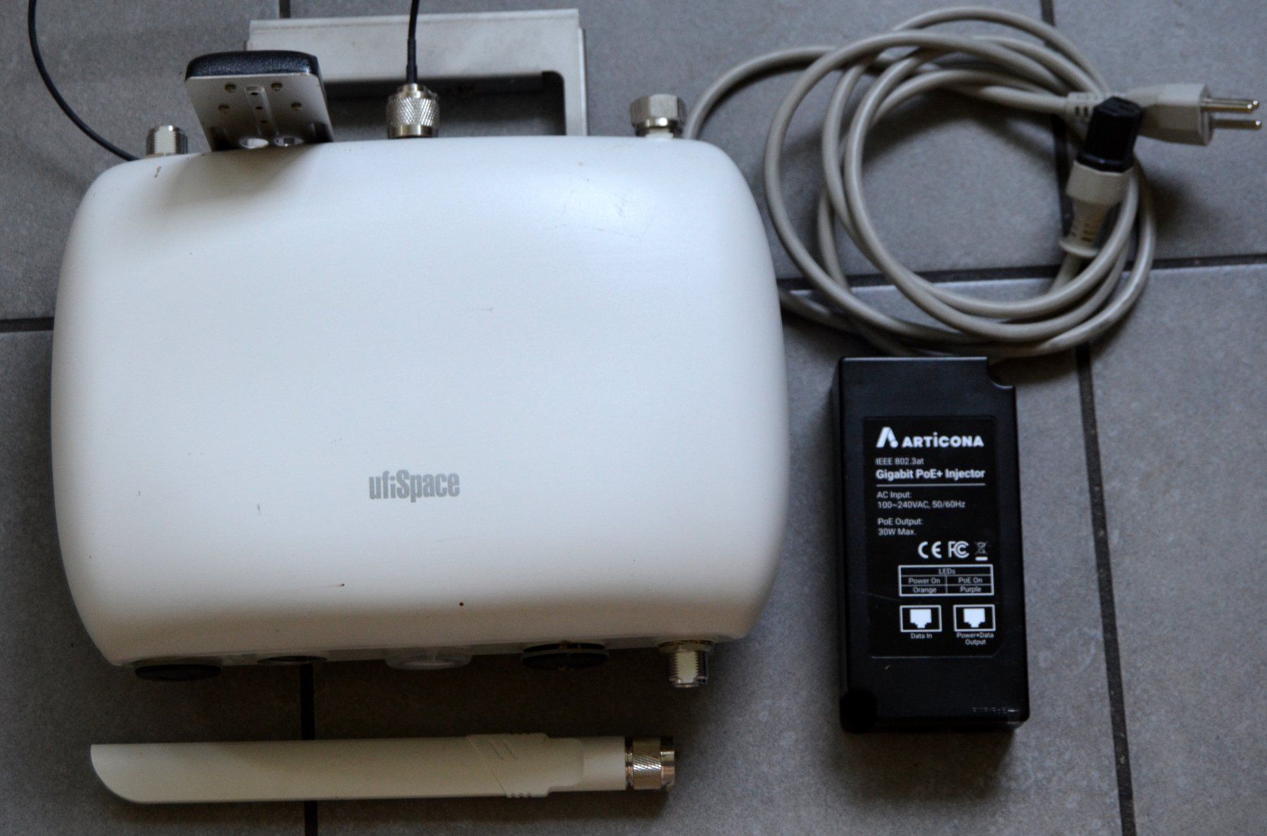 Modem & Router: UfiSpace GML810E-868U Outdoor LoRa Gateway – Usato da Collonges venduto da arashee