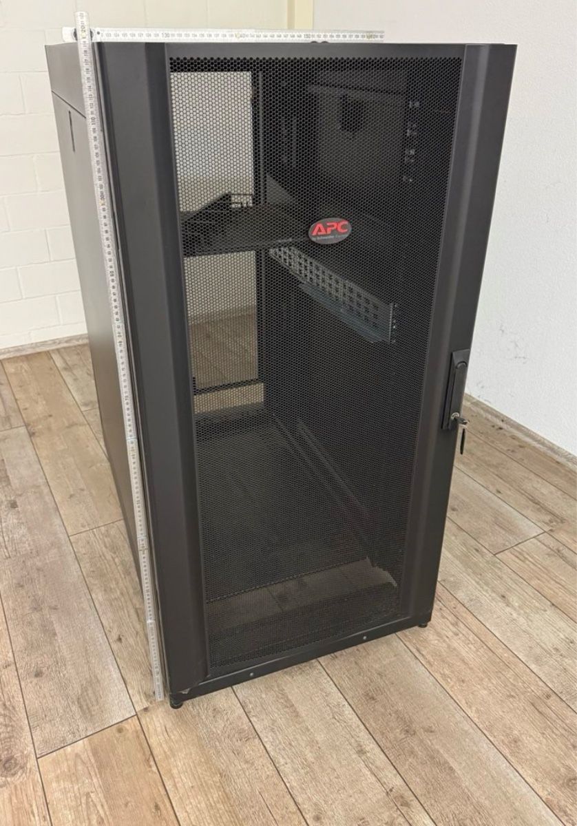 Apc Racks & Cavalletti: APC Serverschrank / Server Rack – Usato da Zürich venduto da deejaysfr