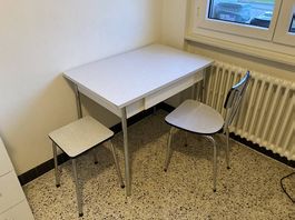Table en Formica avec 1 chaise et un tabouret