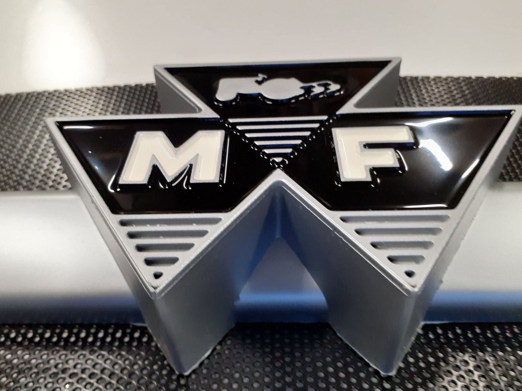 Massey Ferguson Trattori: MF Emblem – Nuovo (secondo la descrizione) da Rothenthurm venduto da mf-schuler 2