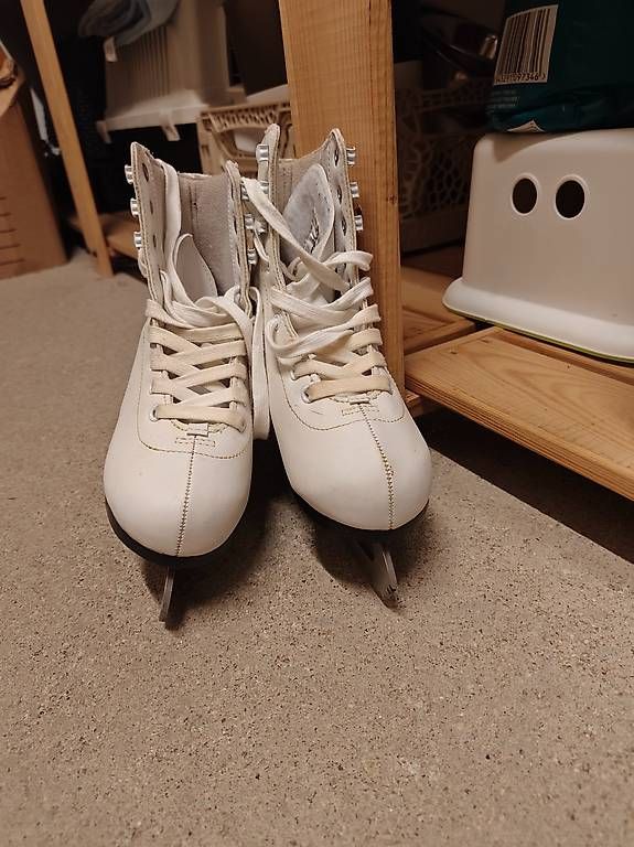 Schlittschuhe: Pattini da ghiaccio – Gebraucht aus Gravesano von sim_5glq 2