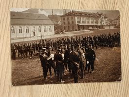 Echt Photo Karte / Kaserne Thun mit Truppe ca. 1914