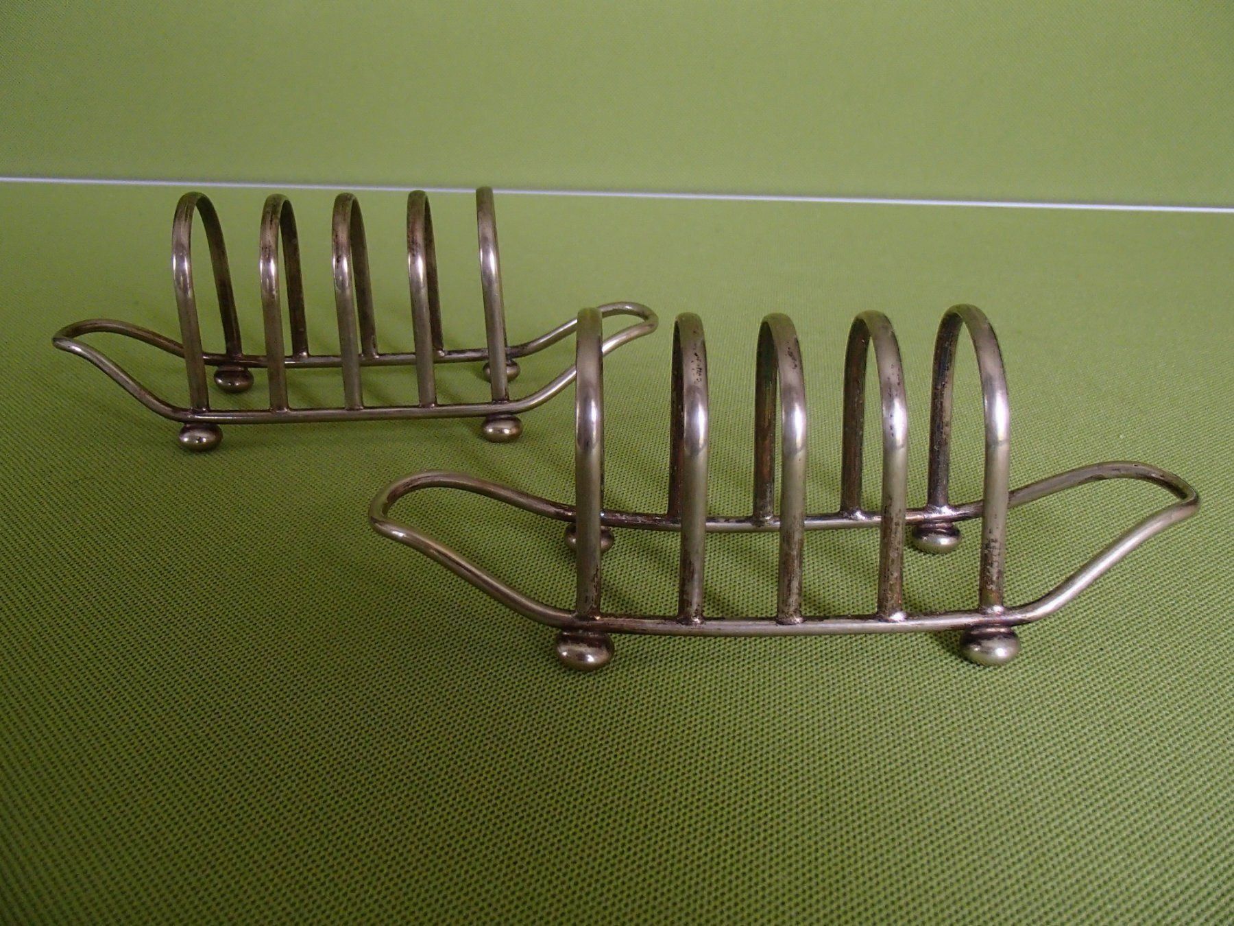 Cucine complete: 2 englische versilberte Toastbrot Halter – Usato da Schöfflisdorf venduto da pullux 1