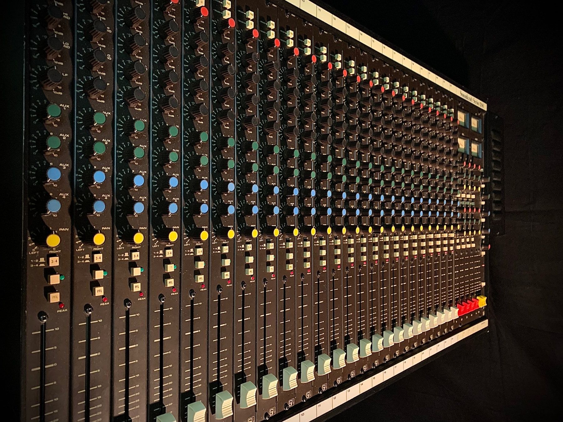 Soundcraft Console di mixaggio: Mixer Soundcraft 200SR 24/4/2 avec Flightcase – Usato da La Chaux-de-Fonds venduto da Simone1180 3