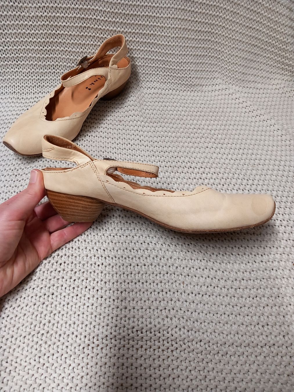 Think Scarpe da donna: Think! Sandalen Echtleder Gr. 37.5 helles creme – Usato da Gwatt (Thun) venduto da umwelt-brocki 1