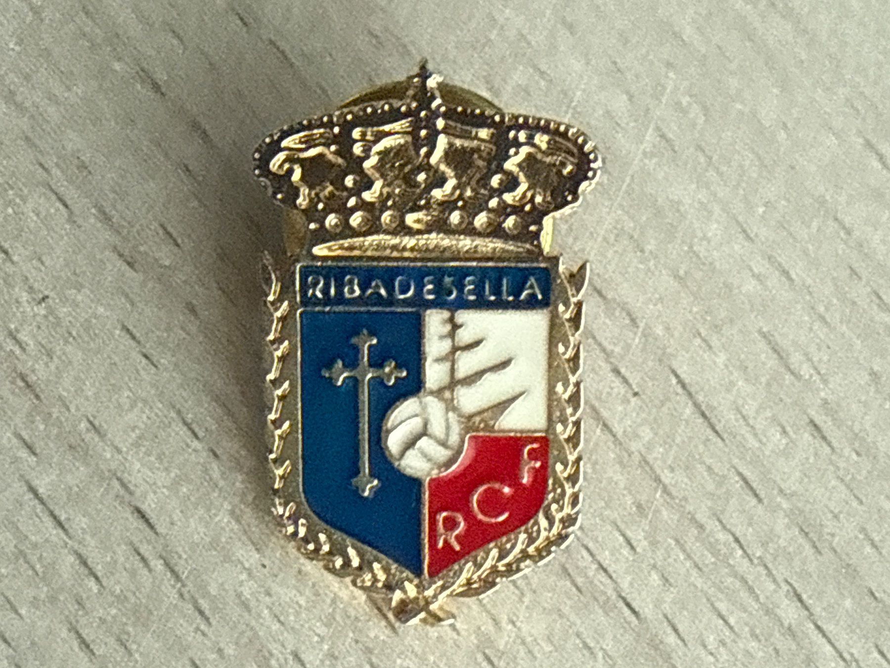 Placchette & Badge: Pin FC Ribadesella Spanien RCF – Usato da Glattbrugg venduto da Schweigmatt