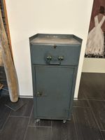 Metallschrank grau mit Rollen