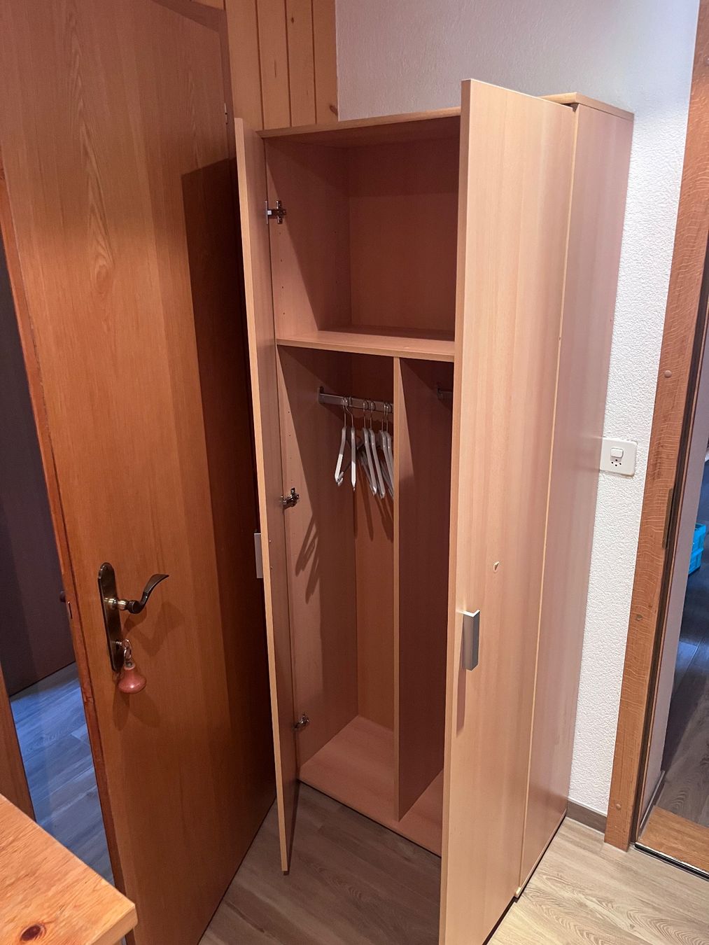 Armoires: Schrank – D'occasion à Zweisimmen par nis_v86s 1