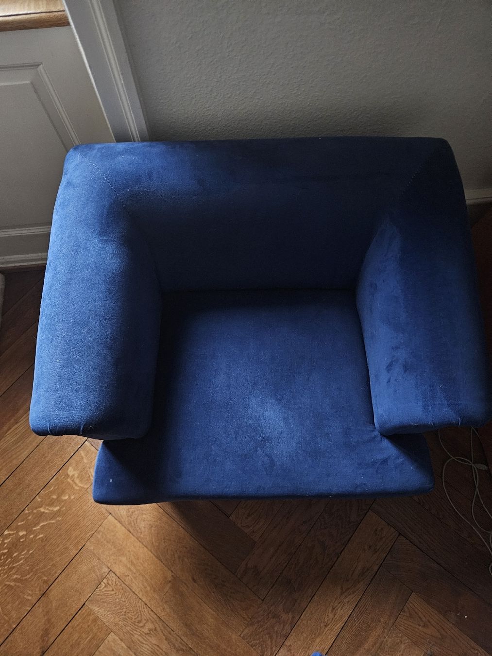 Fauteuils: Gemütlicher samtiger blauer Sessel – D'occasion à Basel par lic_q9m2 1