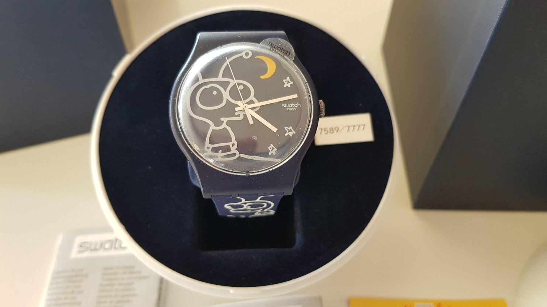 Swatch Uhren: SWATCH LITTLE IDIOT - SUOZ129S - Entwurf: Moby – Neu und originalverpackt aus Zürich von Alcetta 2