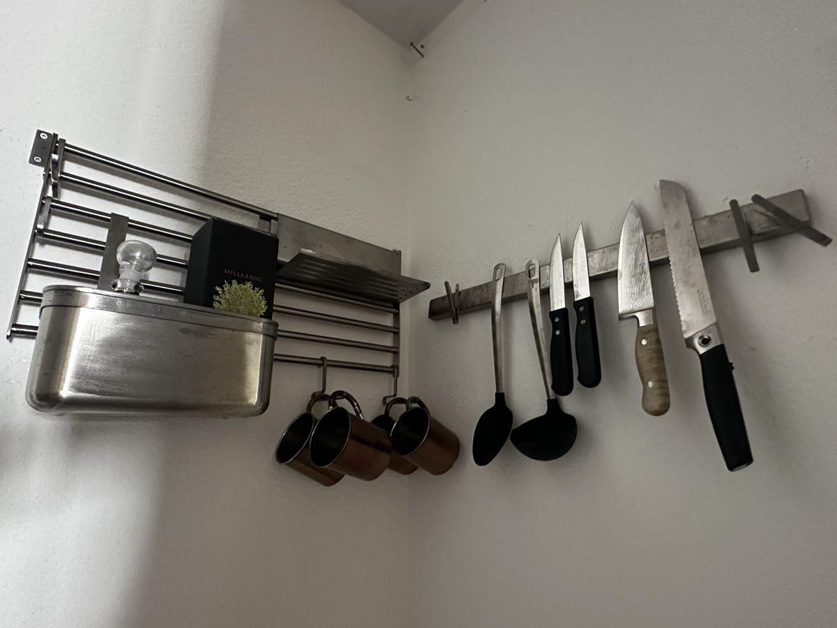 Ikea Appareils de cuisine: IKEA kitchen knife rack and rail with tubs. – D'occasion à Basel par VanBuyer2010
