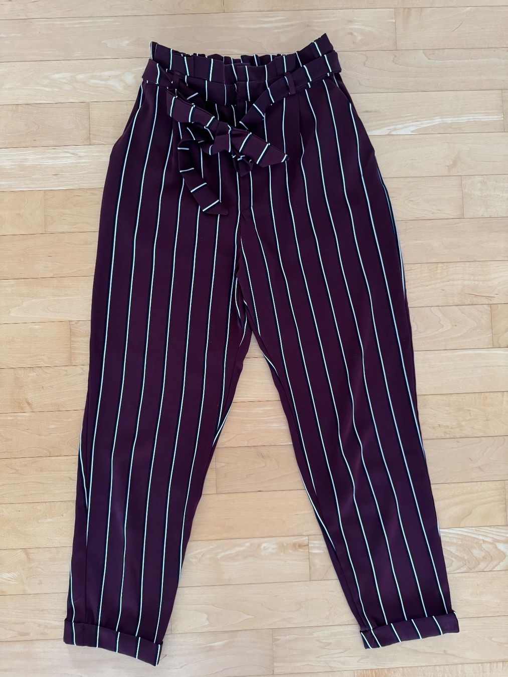 Pull&Bear Pantalons: Gestreifte Stoffhose mit Bindegürtel, Pull & Bear – D'occasion à Urdorf par roses202