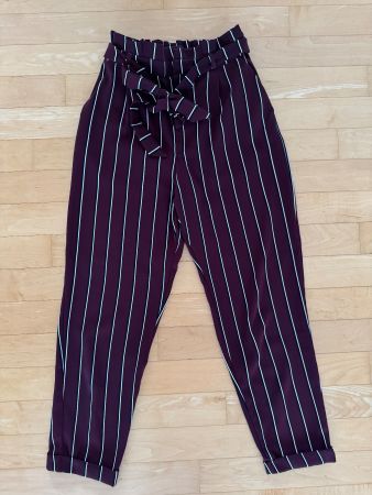 Gestreifte Stoffhose mit Bindegürtel, Pull & Bear