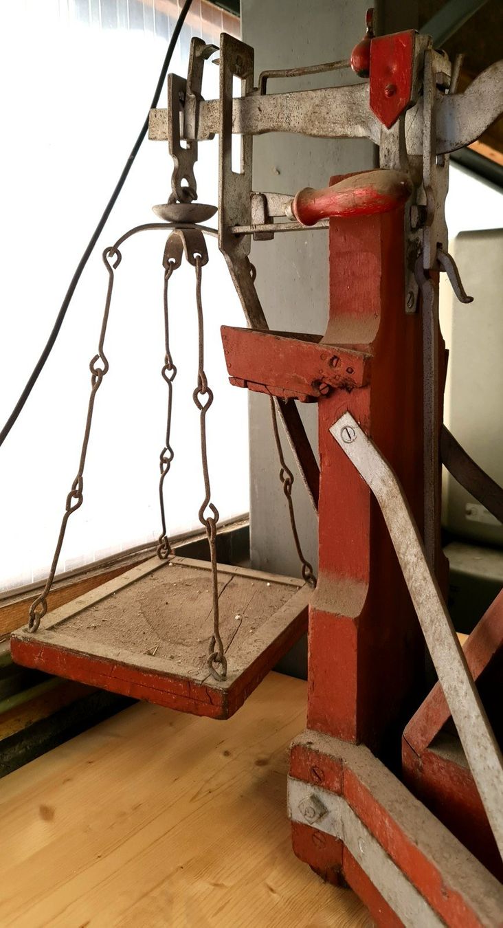 Waagen und Gewichte: Waage aus Holz rot antik – Gebraucht aus Dietschwil von Duerstag 1