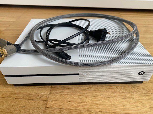 Microsoft Console: Xbox One S Konsole mit 2 Controller, 2 Games! – Usato da Volketswil venduto da Sami04