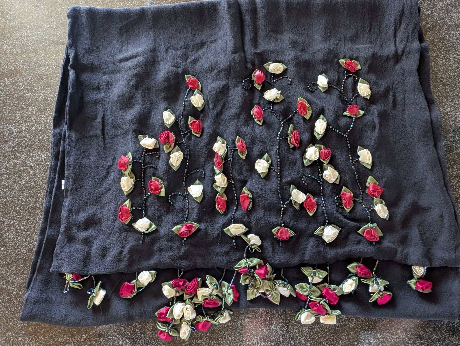 Foulards, Tücher & Schals: Eleganter schwarzer Seidenschal mit Rosen – Gebraucht aus Ettingen von Chrisdots 7