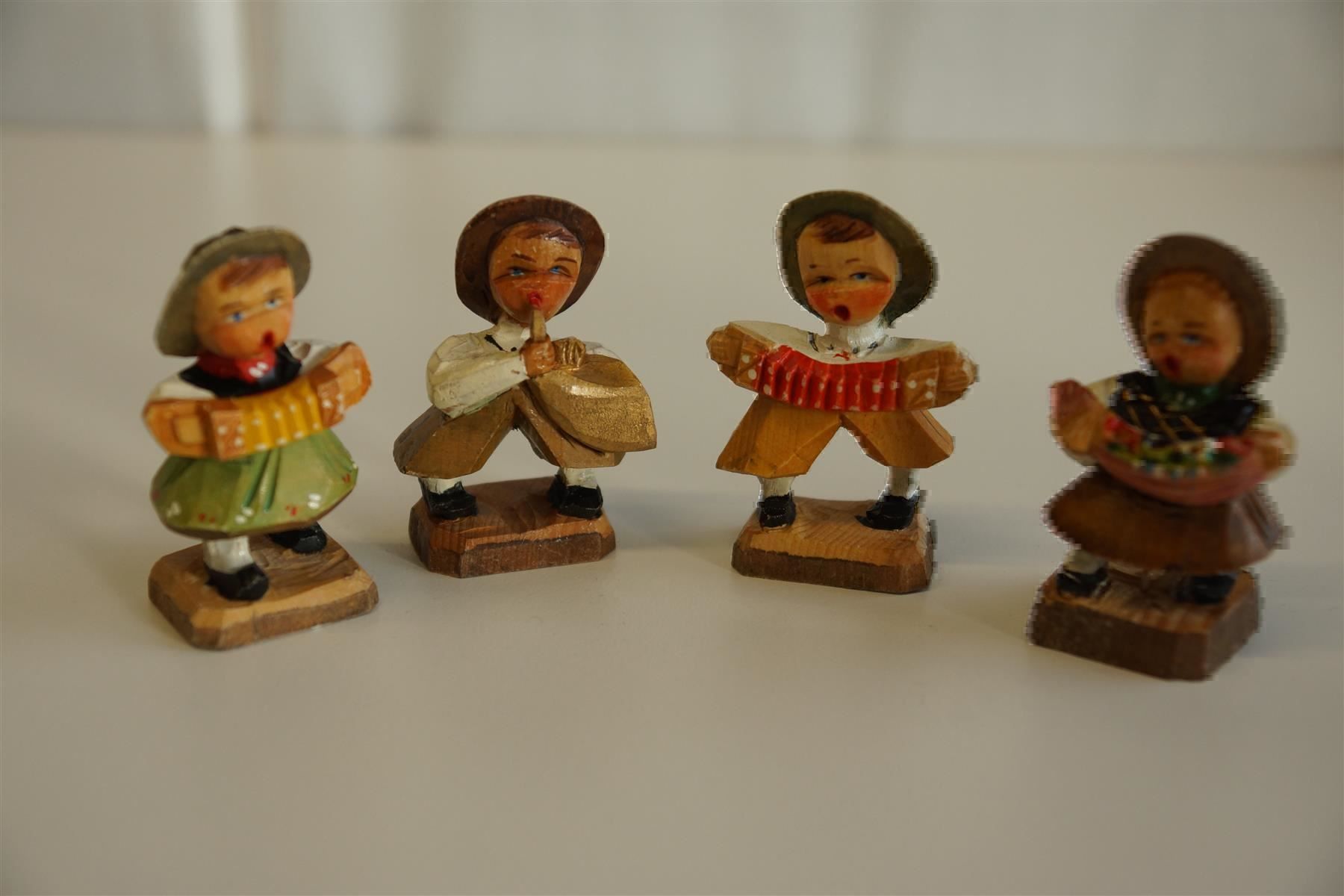 Sculture & Statue: 4 Musikanten, geschnitzt – Nuovo e nell'imballaggio originale da Brienz BE venduto da P.Edelweiss