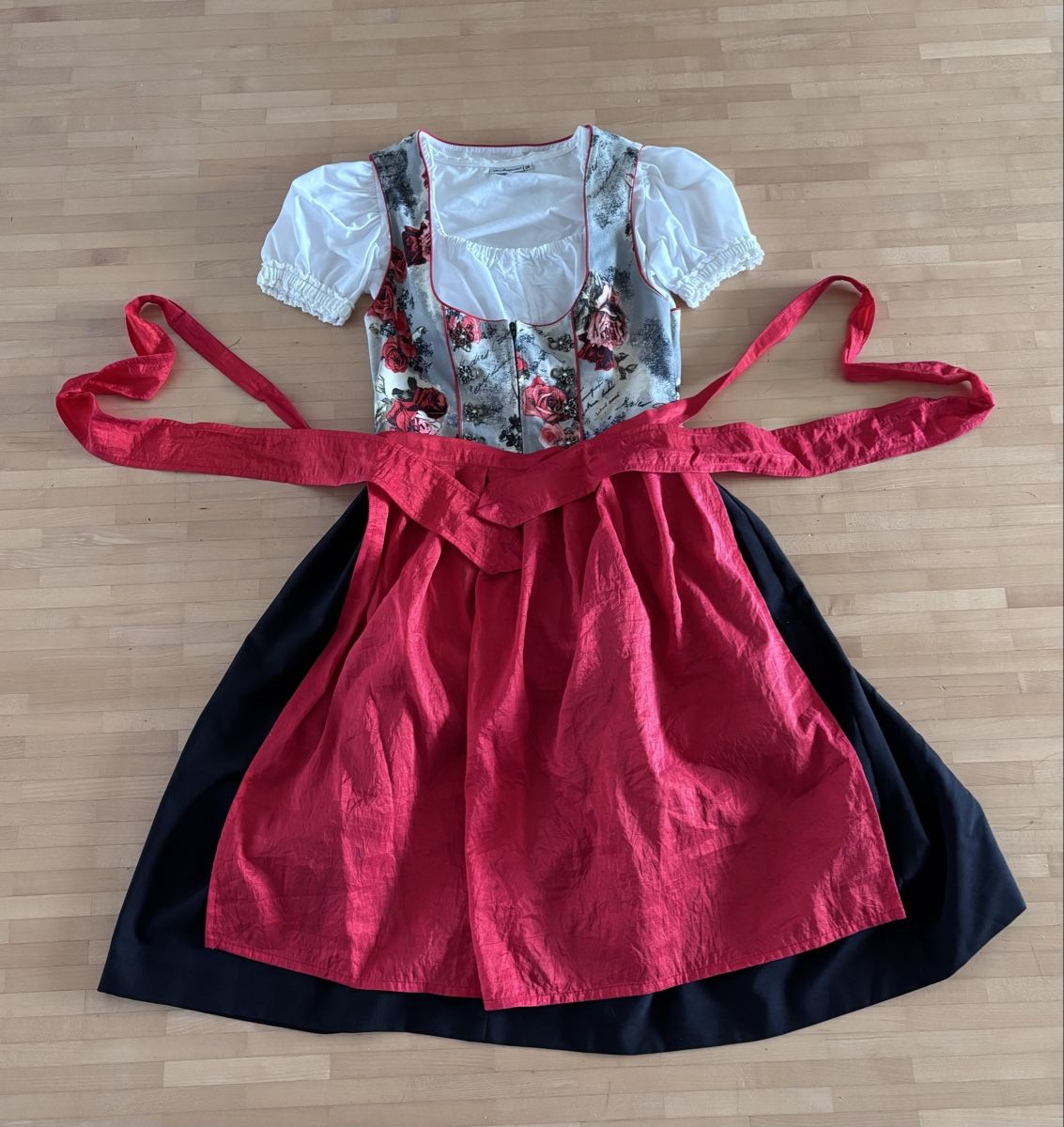 Costumi: Dirndl Stockerpoint Blumenmuster rot schwarz Grösse 38 – Nuovo (secondo la descrizione) da Egg b. Zürich venduto da Lemonsqueeezy