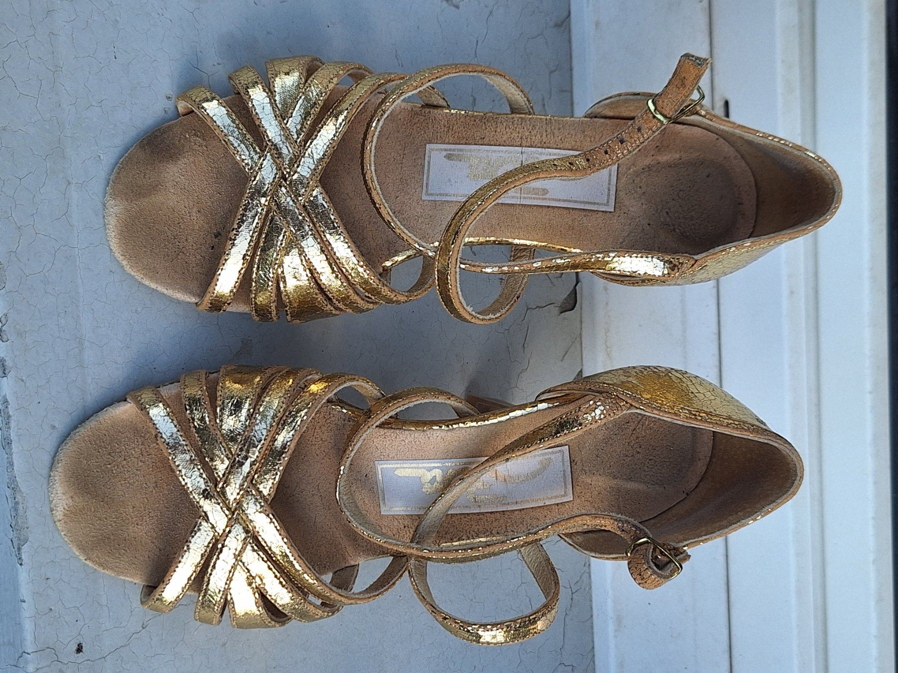 Scarpe da donna: Chaussures de danse dorées à talons état correct – Usato da Ostermundigen venduto da Katjaest01 1
