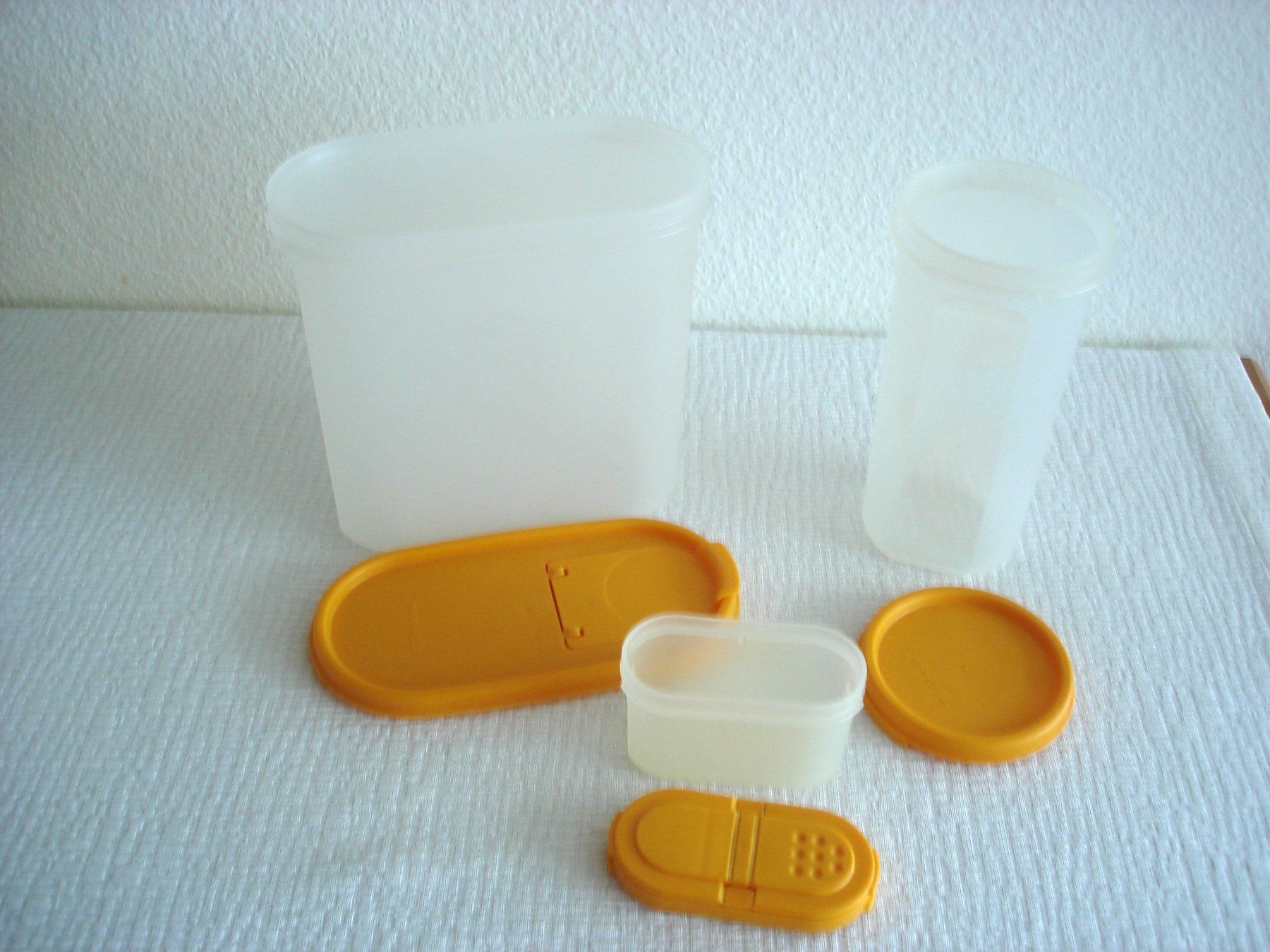 Tupperware Contenitori & Simili: 2 Tupperware Behälter & Mini Gewürzbehälter – Usato da Regensdorf venduto da anna059 2