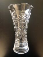 Vase en cristal décor floral transparent état neuf.