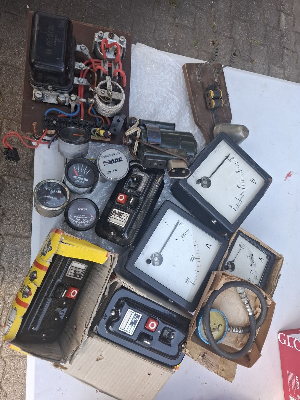 Tutti gli attrezzi: konvolut flomarkt materiale elettrico manometri ecc. – Usato da Motto Blenio venduto da Vigio 3