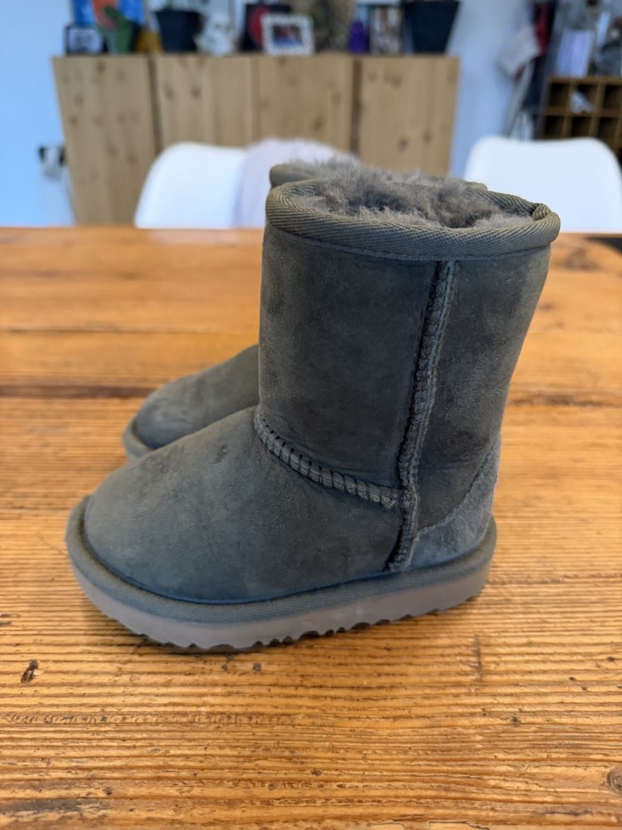 Ugg Scarpe per ragazzi: UGG Boots Kinder oliv 23,5 – Usato da Widnau venduto da BlueSkies13 1