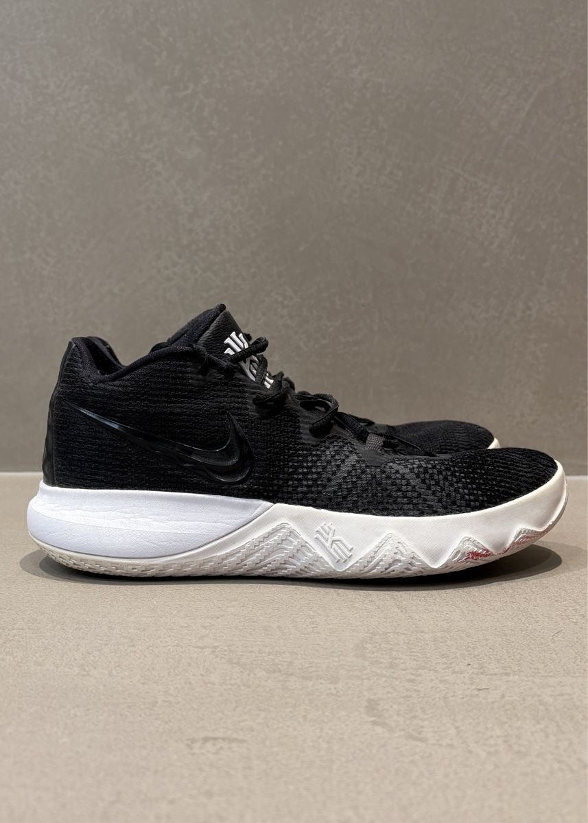 Nike Scarpe da uomo: Nike Kyrie Low Basketballschuh – Usato da Gachnang venduto da noe_yrv5