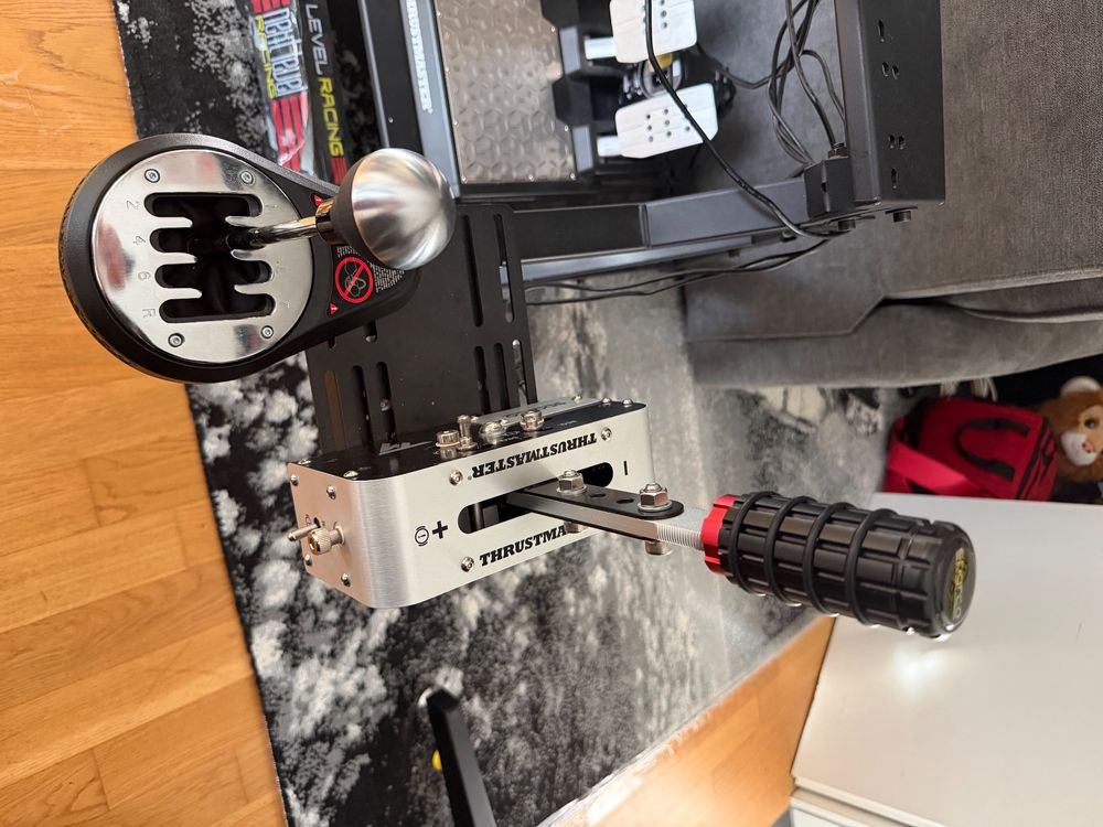 NEUWERTIGES SIM-RACING KOMPLETT-SETUP – Thrustmaster Gt ii (Neu (gemäss ...