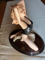 Skulptur, sich räkelnde Dame