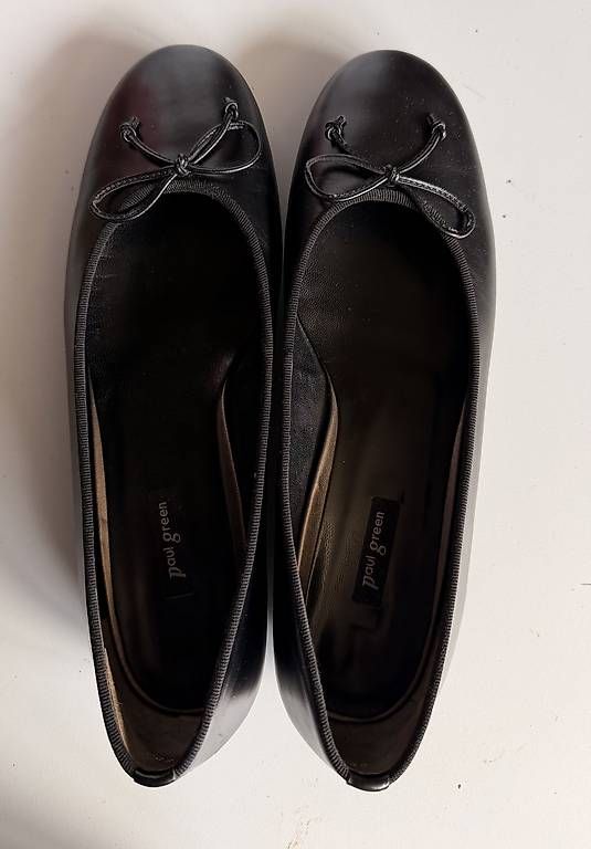 Scarpe da donna: Schwarze Leder-Ballerinas in 40 – Usato da Zumikon venduto da Fahrgaestin