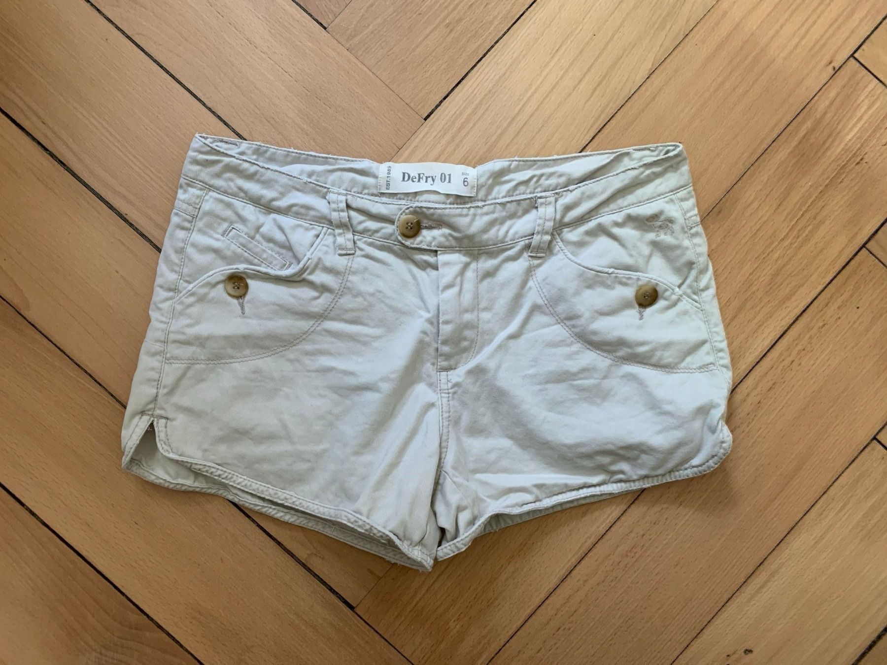 Hosen: DEFRY 01 - Shorts beige 38 – Gebraucht aus Zürich von Diazaio