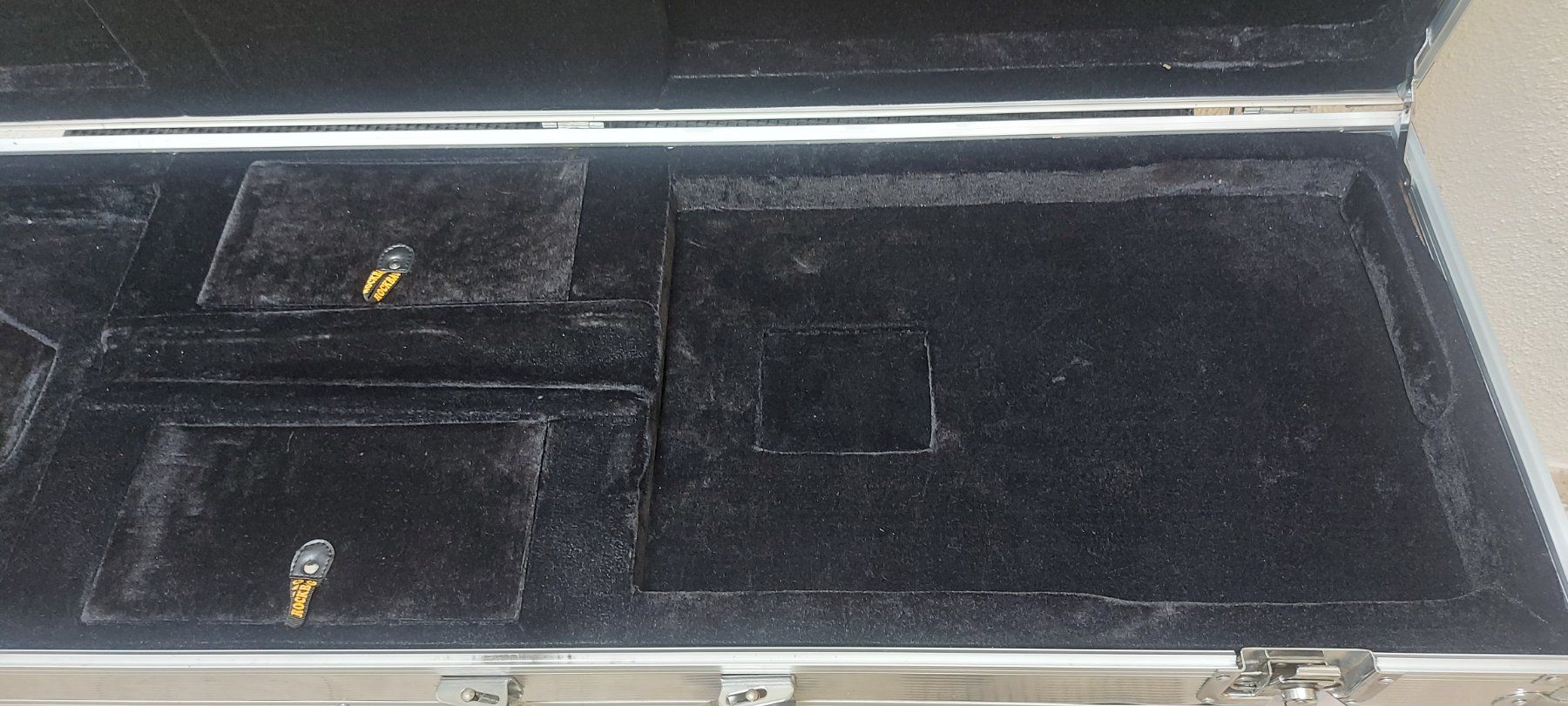 Musikinstrumente: Aluminium Flightcase für E-Bassgitarre – Gebraucht aus Glattbrugg von Swissmusik 2