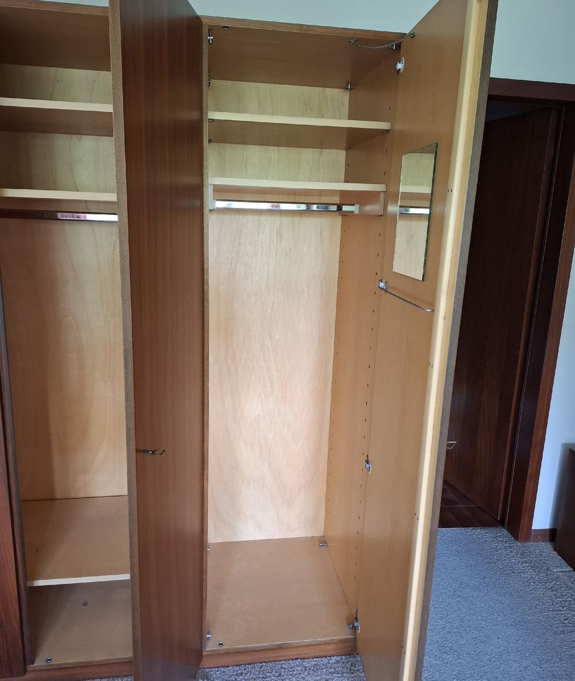 Armadi: Massiver Kleiderschrank aus Holz – Usato da Reinach BL venduto da Malin20 2