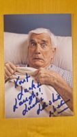 Leslie Nielson, Original Autogramm auf Foto in Farbe