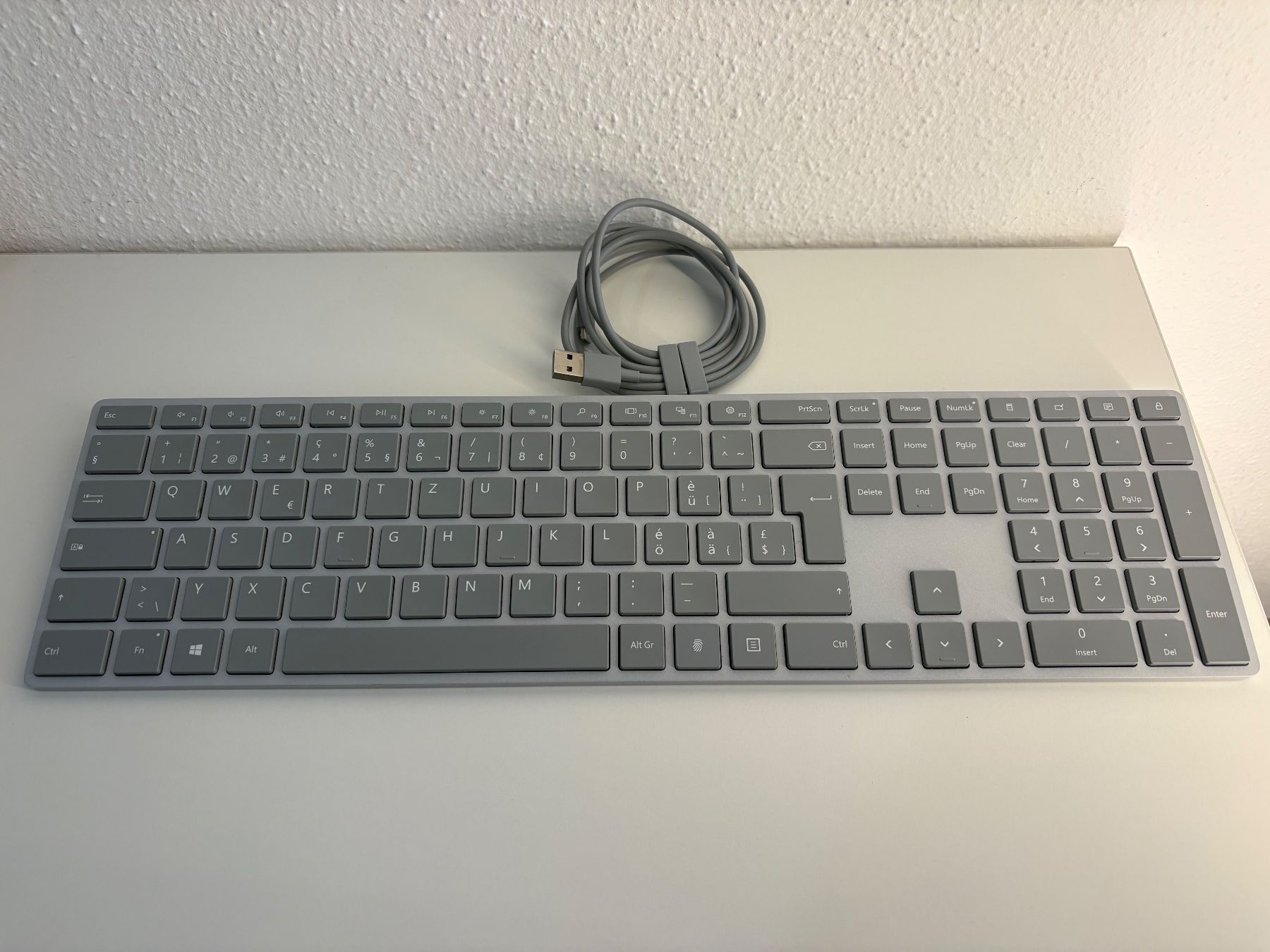 Microsoft Tastaturen: Microsoft Modern (Surface) Keyboard mit Fingerprint ID – Gebraucht aus Zürich von Erazzer