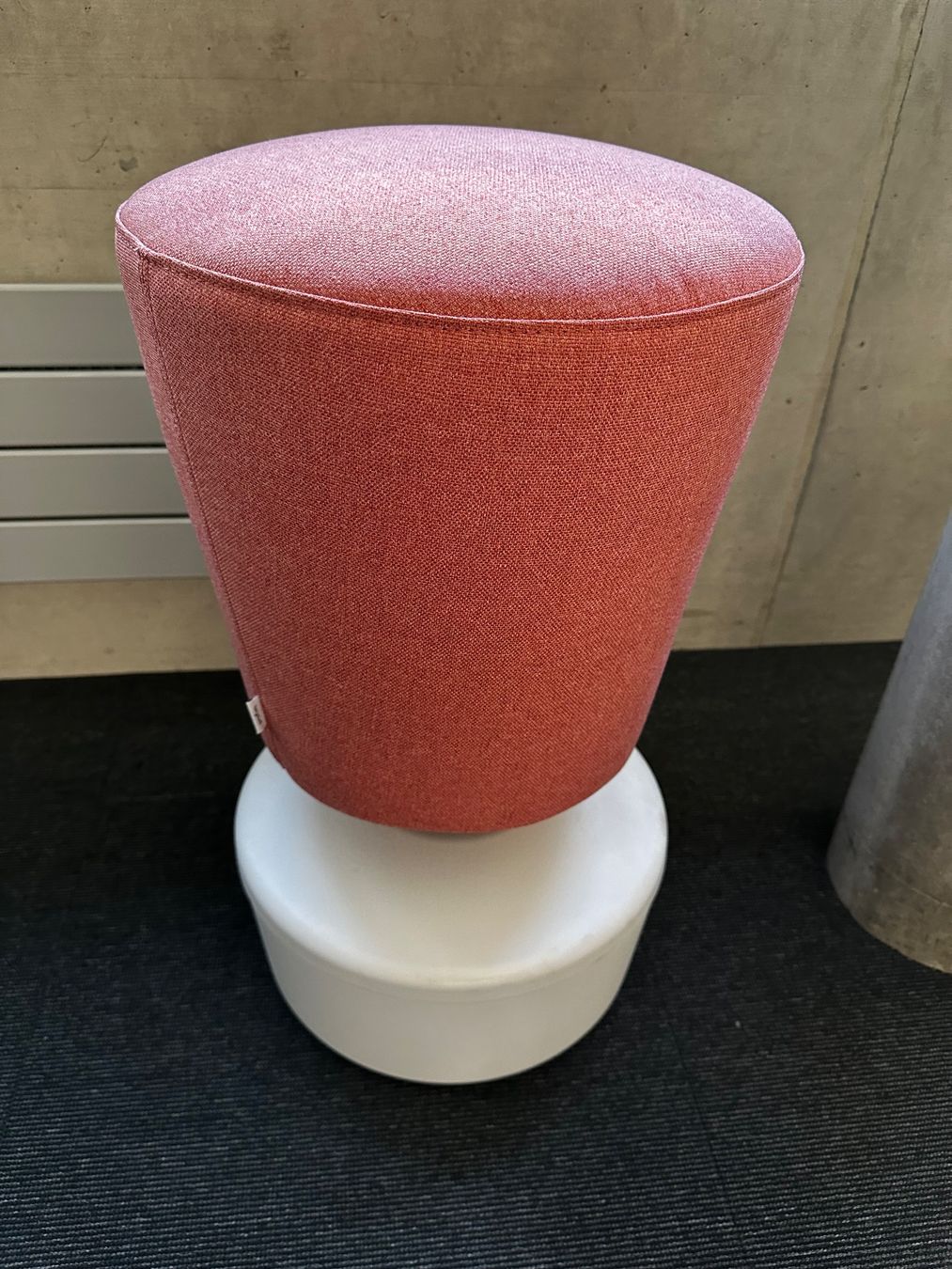 Hocker: Bürostuhl Profim Mickey - Sitz-/Stehhocker Hellrot/Weiss – Neu (gemäss Beschreibung) aus Herrenschwanden von h.richert 1