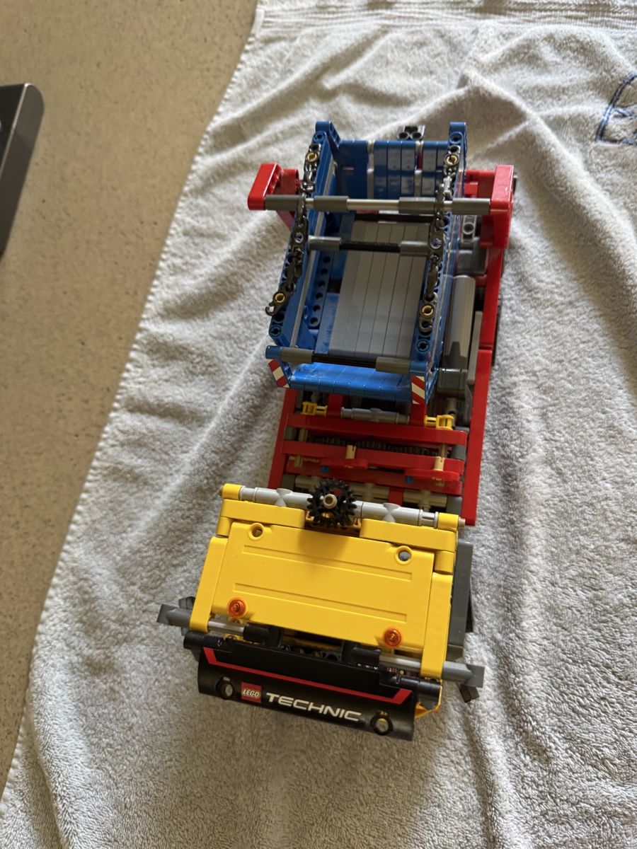 Lego Spielzeuge: Lego Technic Container Truck 42024 – Gebraucht aus Rümlang von MR8 2