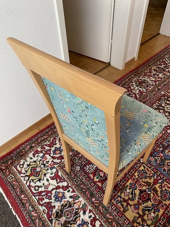 Stühle: Zwei Holzstühle mit Stoffbezug – Gebraucht aus Gränichen von Bubui