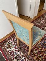 Zwei Holzstühle mit Stoffbezug