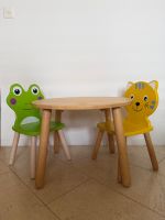 Kindertisch mit zwei süssen Tier-Stühlen