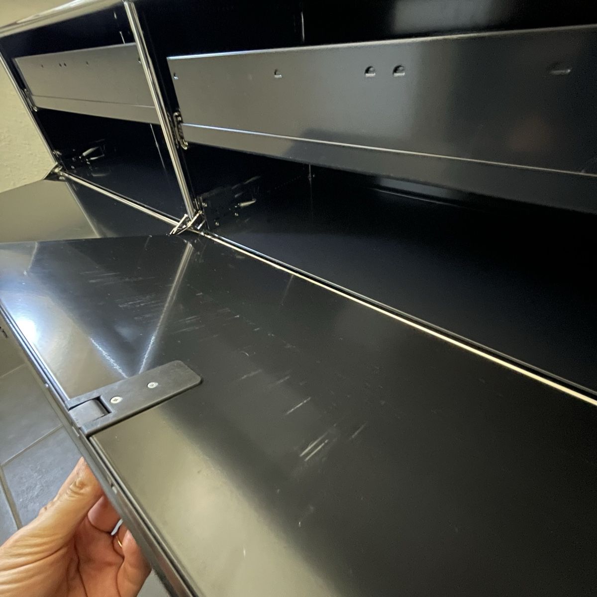 USM Scaffali: USM Haller Sideboard 2x2 (mit Schubladen) – Usato da Biel/Bienne venduto da juliebazzini 3