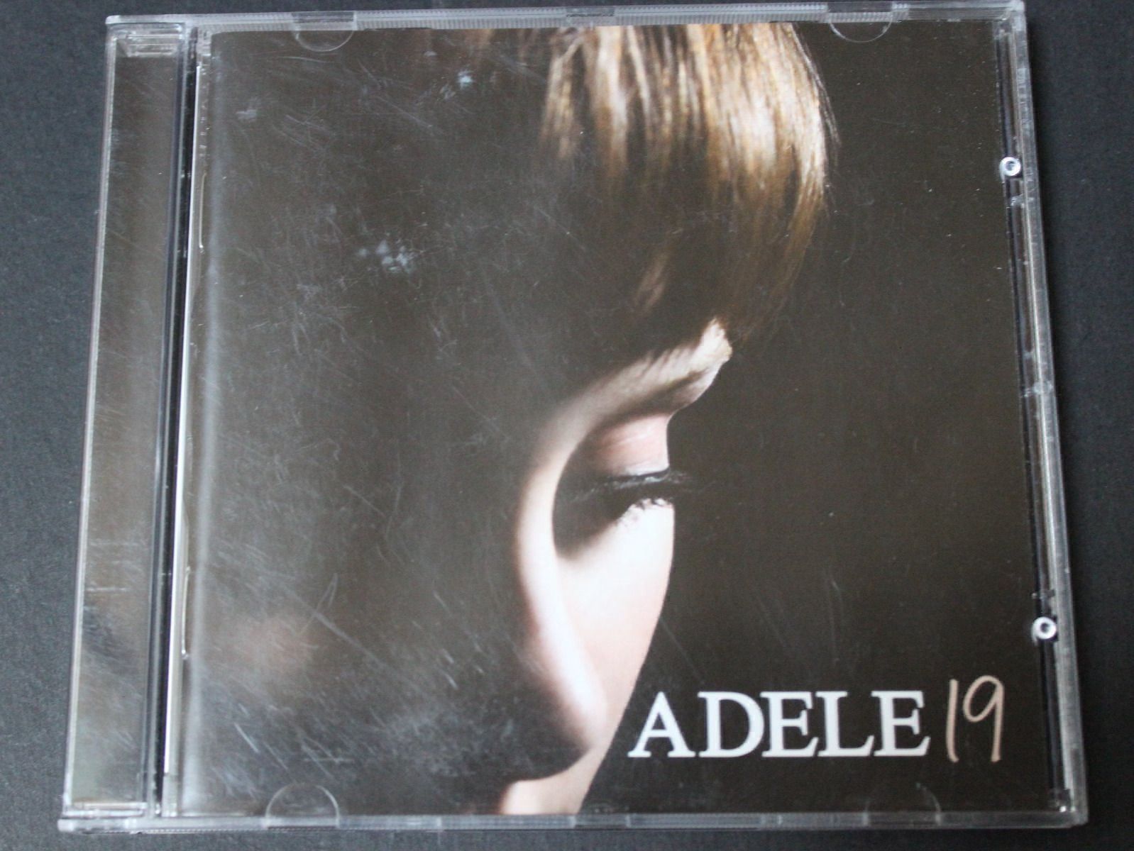 CD: ADELE - 19 (CD) 2008 mit "Chasing pavements" – Usato da Tübach venduto da JamesStone 2