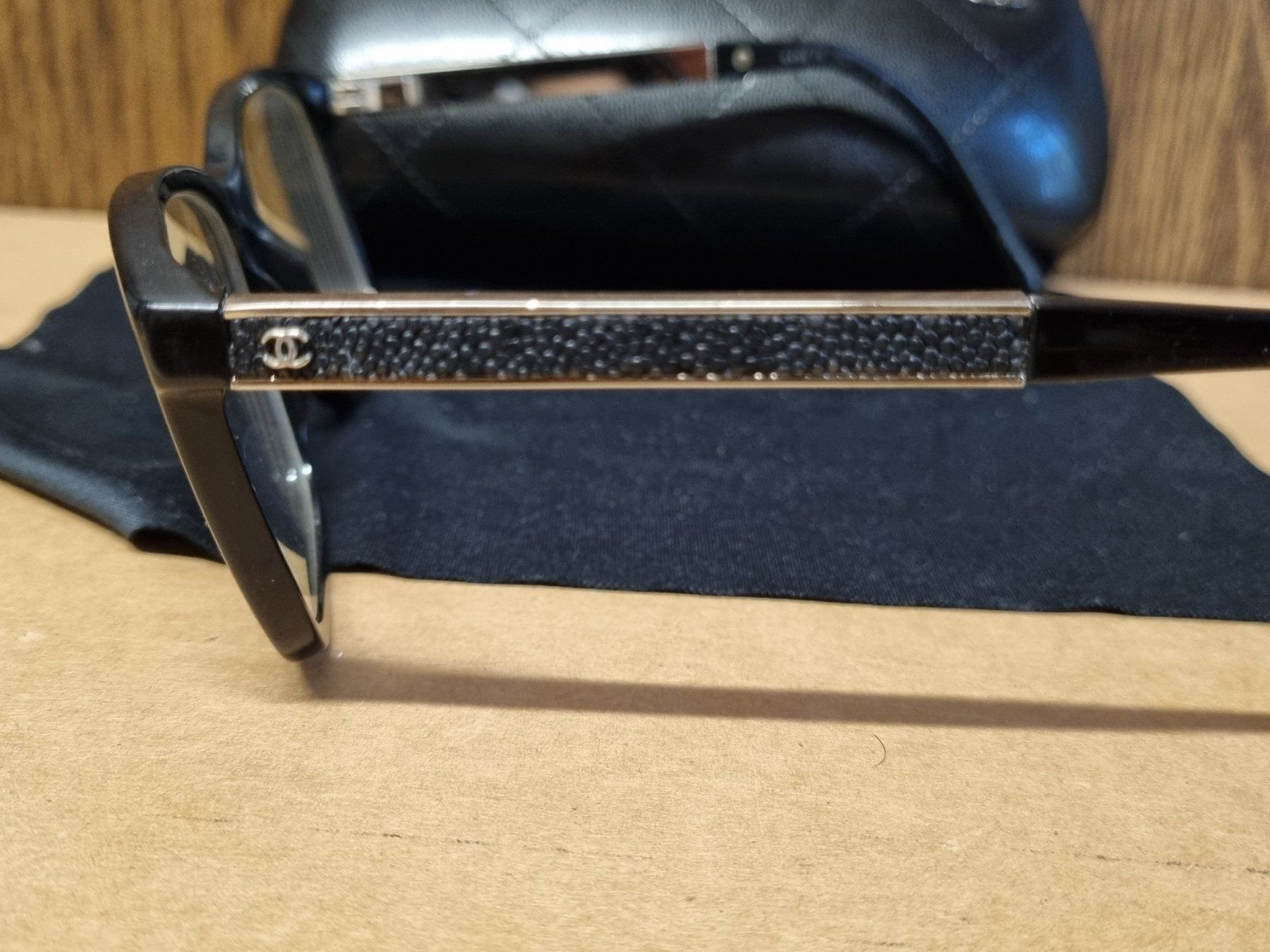 Chanel Occhiali & Lenti: Chanel Brille mit Etui Schwarz – Usato da Schaffhausen venduto da Leveron13 9