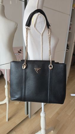 Guess Handtasche NOELLE TOTE schwarz guter Zustand